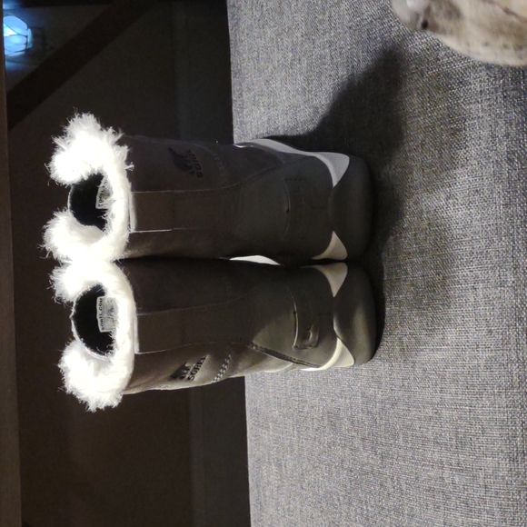 Girls Sorel boots size 3y. - Picture 3 of 5